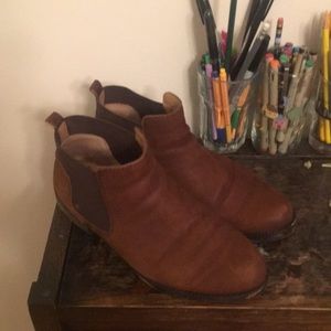 Size 9 brown ankle Chelsea boots